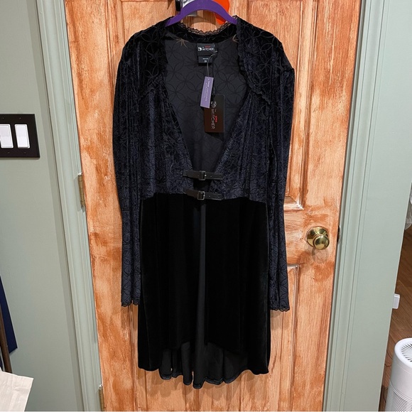 Her Universe 2X The Witcher Yennefer Velvet Hi-Low Waistcoat Plus Size - Picture 2 of 7